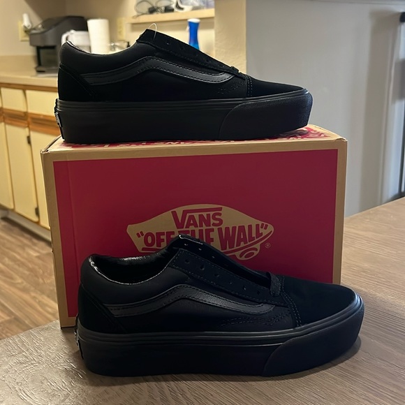 NWT Vans Old Skool Triple Black Platform Sneakers - Women's Shoes - VN0A3B3UBKA - Picture 2 of 8
